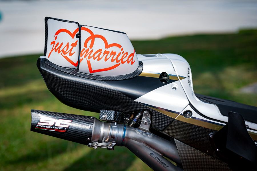 Marco Bezzecchi «heiratet» seine MotoGP-Aprilia.