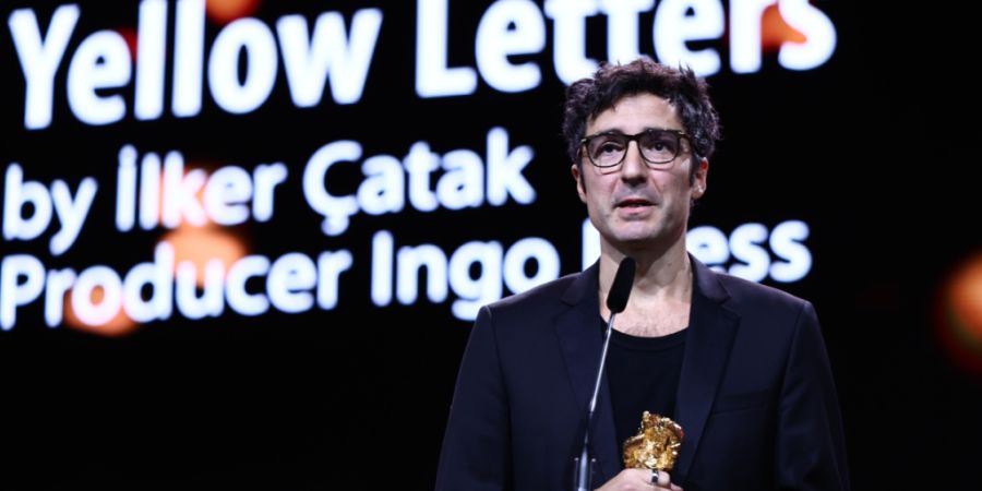 Ilker Çatak, Regisseur des Films «Gelbe Briefe» (Yellow Letters, erhält den Goldenen Bären für den Besten Film während der Preisverleihung bei der Abschlussgala im Berlinale Palast...