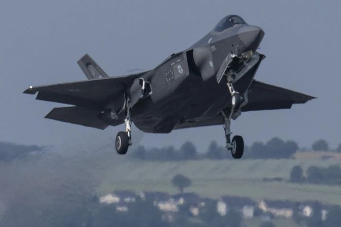 US-Kampfjet Russische Bomber