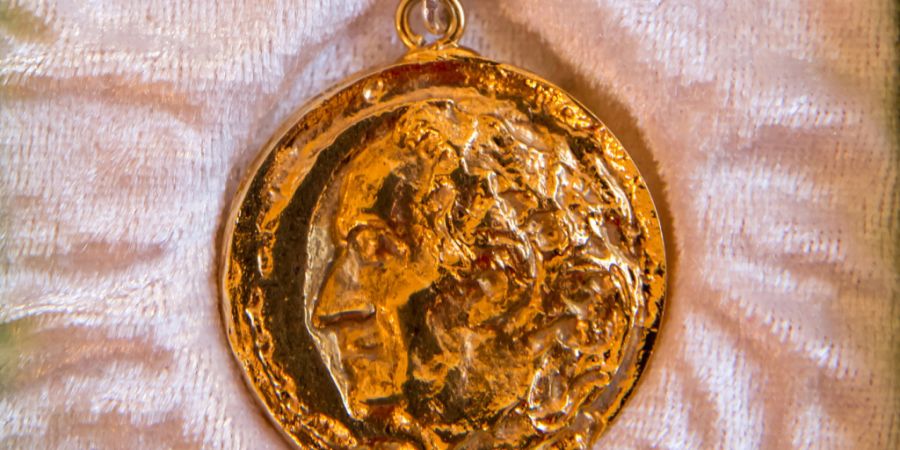 ARCHIV - Eine Goethe-Medaille. Foto: arifoto UG/dpa-Zentralbild/dpa/Archivbild