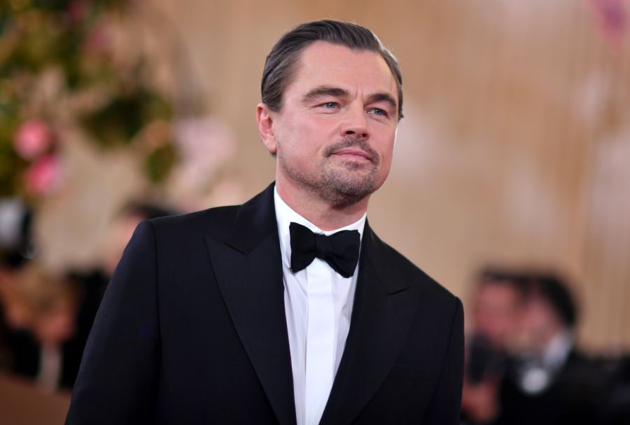 Bei den Golden Globes kriegt er wegen des Altersunterschieds sein Fett weg.