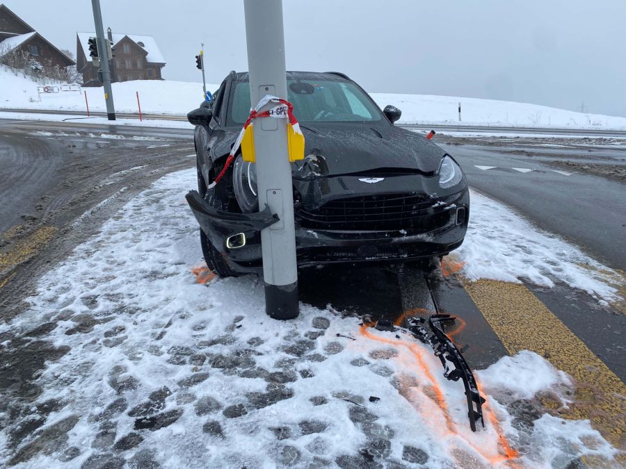 In Baar kollidierte ein Autofahrer mit einer Lichtsignalmasten.