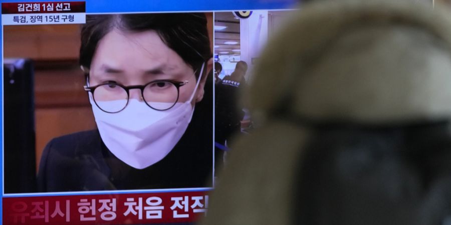 Ein Fernsehbildschirm im Bahnhof von Seoul zeigt eine Aufnahme von Kim Keon Hee, der Ehefrau von Südkoreas ehemaligem Präsidenten Yoon Suk Yeol, während einer Nachrichtensendung. Fot...
