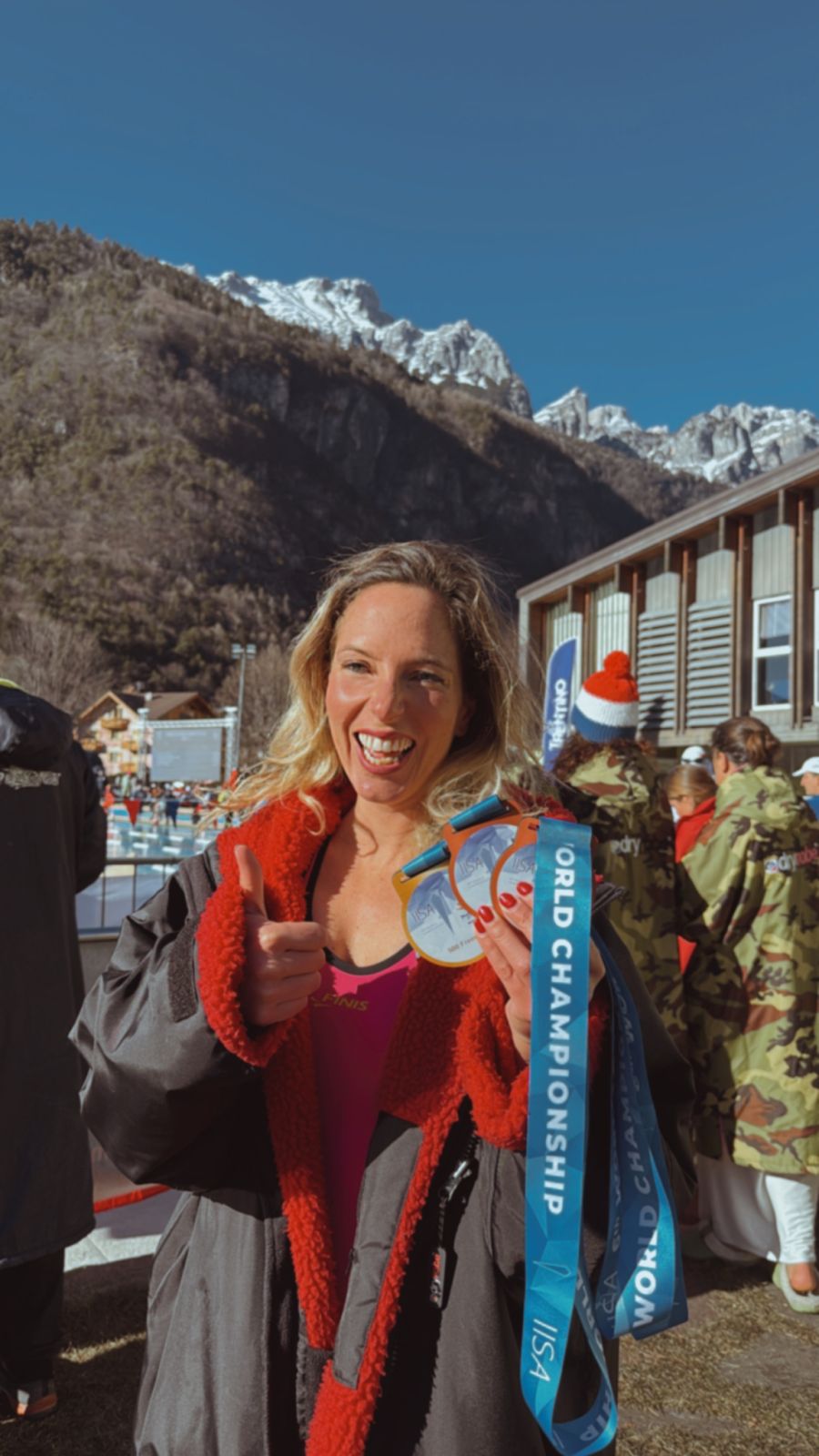 Deniz Kayadelen feiert ihren Weltmeistertitel 2025 im 500-Meter-Freistil bei der Eisweltmeisterschaft in Molveno, Italien, zusammen mit ihren drei weiteren Medaillen über 200, 100 und 50 Meter Freistil.