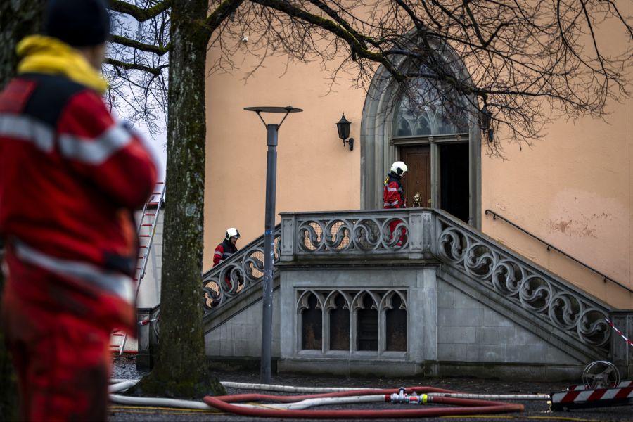 Die Löscharbeiten haben einen grossen Wasserschaden verursacht.