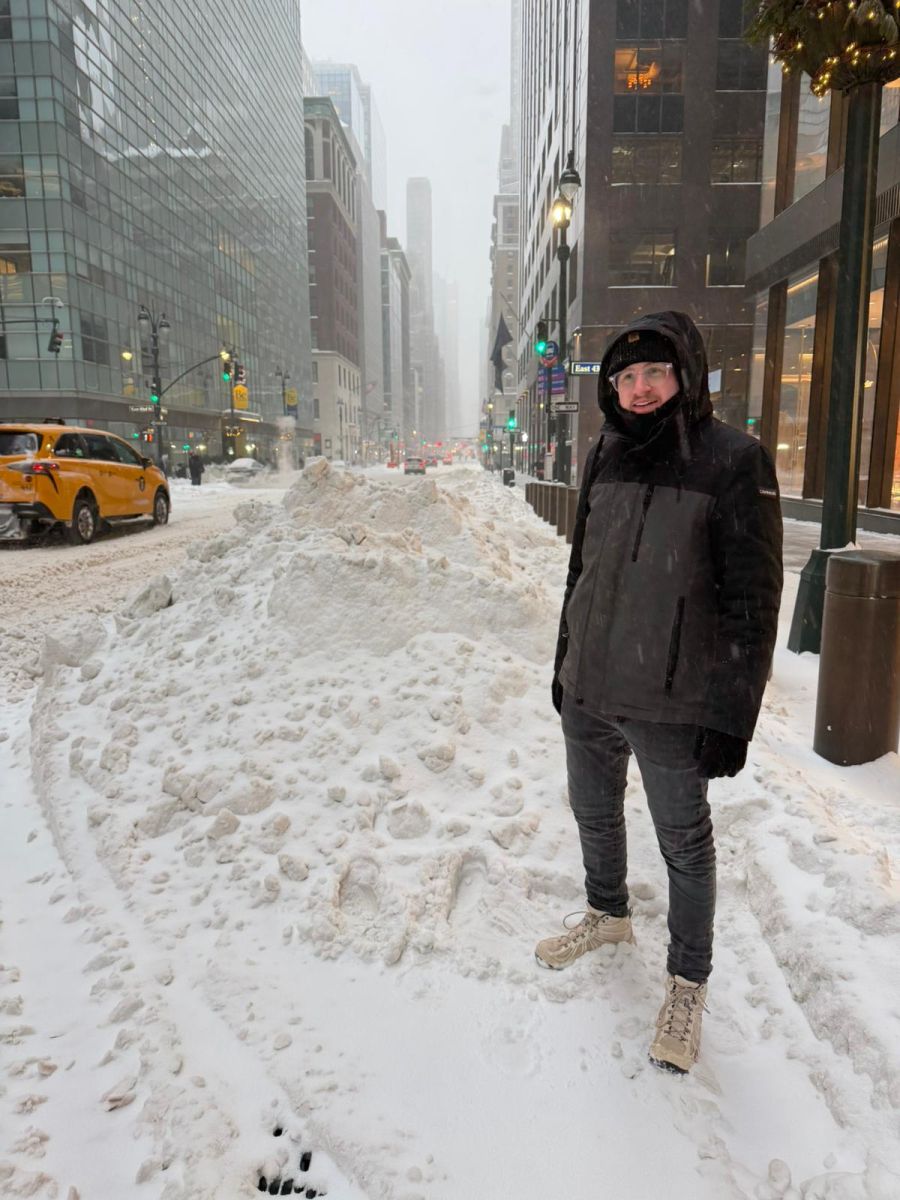 Jan steht in New York neben einem Schnee-Berg.