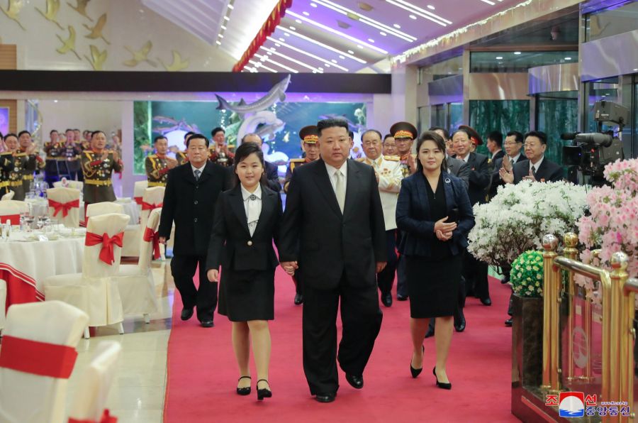 Ein Foto zeigt den nordkoreanischen Staatschef Kim Jong-un (Mitte), flankiert von seiner Frau Ri Sol Ju (rechts)  und seiner Tochter Kim Jue-ae (links) bei einem Fest der Koreanischen Volksarmee.
