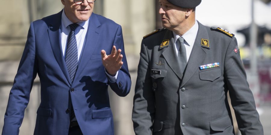 Verteidigungsminister Martin Pfister (links) und Armeechef Benedikt Roos haben am Freitag die Armeebotschaft 2026 präsentiert.