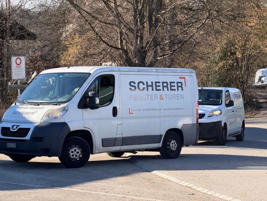 Gegen 15.40 treffen die Fensterfirmen ein.