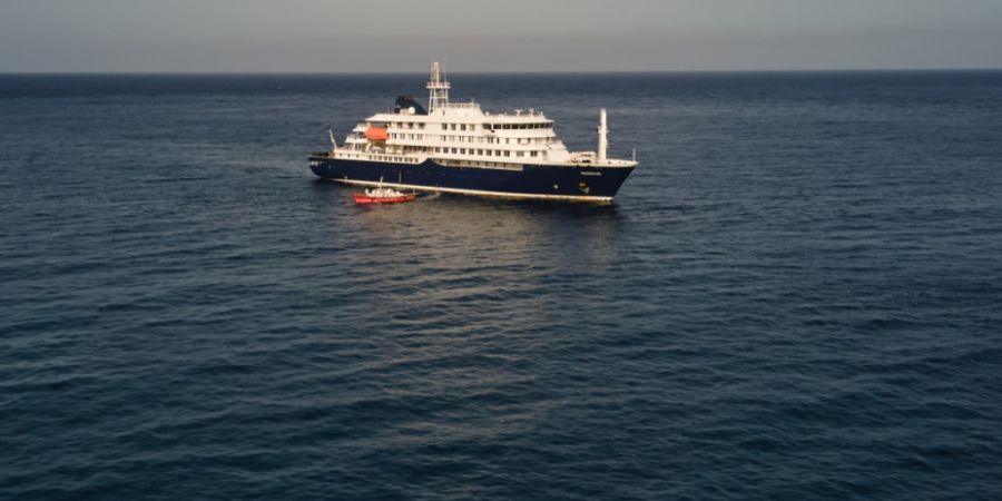 ARCHIV - Luftaufnahme des niederländischen Kreuzfahrtschiffs MV Hondius, das im Atlantik vor den Kapverden vor Anker liegt. Foto: Arilson Almeida/AP/dpa