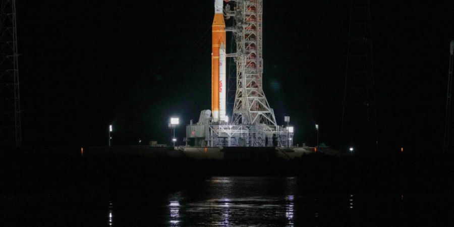 Um technische Probleme zu beheben, soll das Raketensystem «Artemis 2» diese Woche von der Startrampe zurück in den Hangar gerollt werden. (Archivbild)