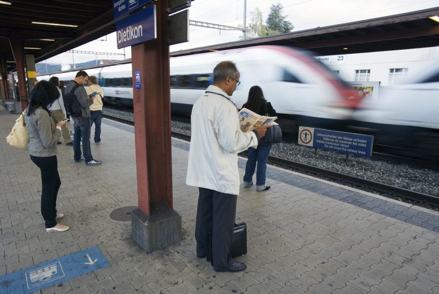 Die wartenden Pendlerinnen und Pendler sollten nicht zu nahe an die Perronkante stehen, rät die Kantonspolizei Zürich.