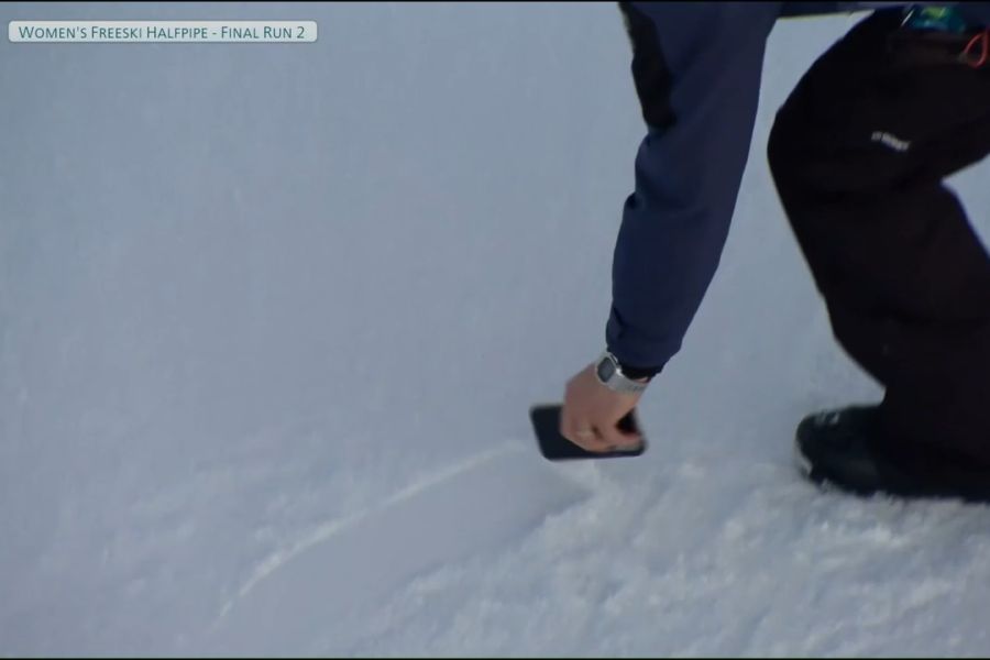 Ein Volunteer sammelt das Handy anschliessend ein.