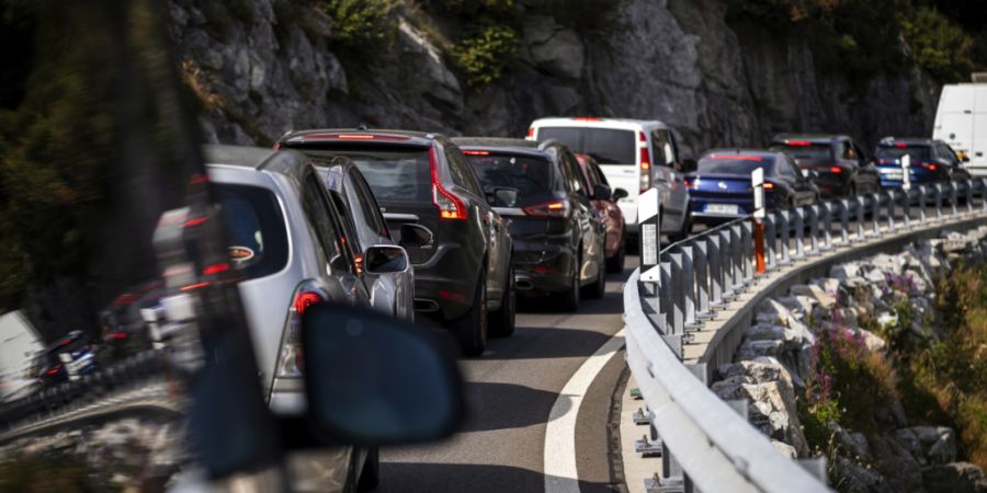 Wer im Auto von einem Nachbarland ins andere die Schweiz durchquert, soll künftig eine Transitgebühr bezahlen. Dieser Meinung sind der Ständerat und auch eine Mehrheit der zuständig...