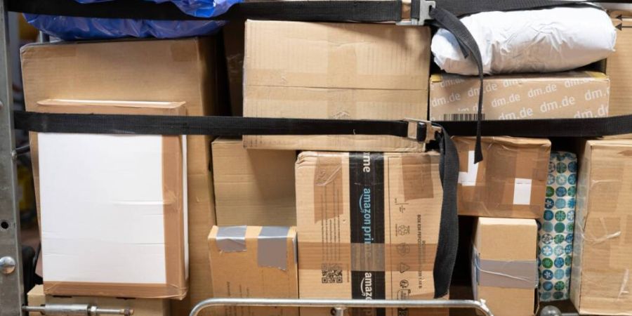 Unzählige Pakete kommen von Online-Händlern wie Shein, Temu, AliExpress und Co. in die EU. Die Flut kleiner Päckchen ist teuer - eine Bearbeitungsgebühr soll helfen, die steigenden ...