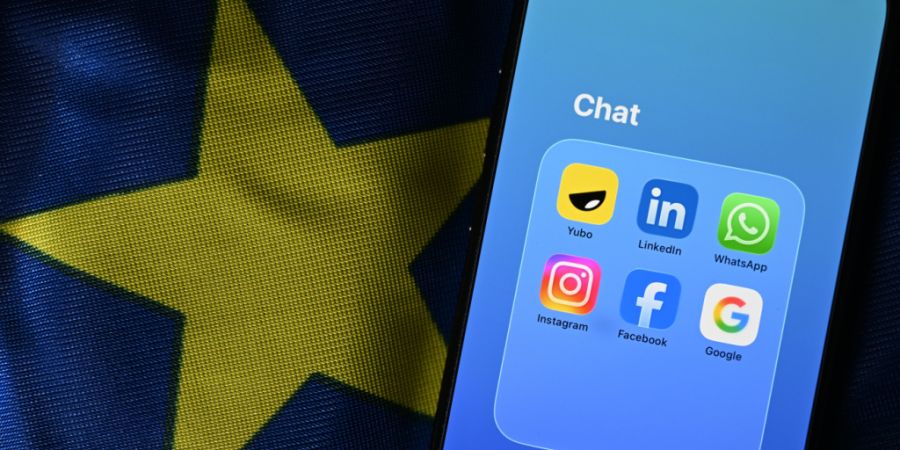 ILLUSTRATION - ILLUSTRATION - Die Apps Yubo, LinkedIn, WhatsApp, Facebook, Google und Instagram sind auf einem Smartphone in einer Gruppe mit dem Titel Chat zu sehe. Das Smartphone lieg...