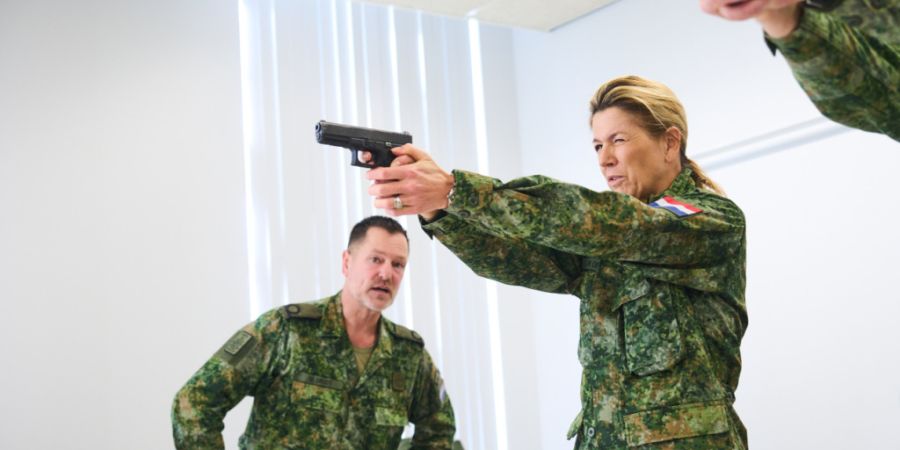 HANDOUT - Dieses vom niederländischen Verteidigungsministerium zur Verfügung gestellte Bild zeigt Königin Máxima, die am 4. Februar 2026 in Breda, Niederlande, eine Ausbildung als R...