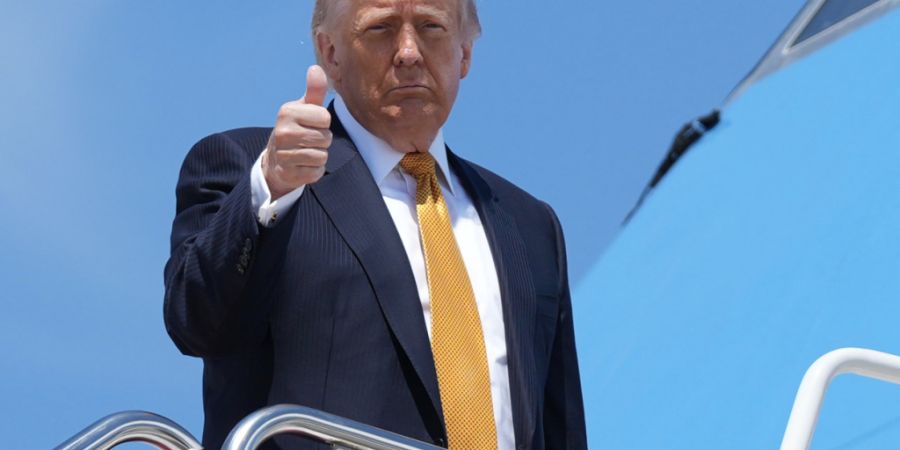 dpatopbilder - Präsident Donald Trump besteigt die Air Force One für eine Reise nach China. Foto: Mark Schiefelbein/AP/dpa
