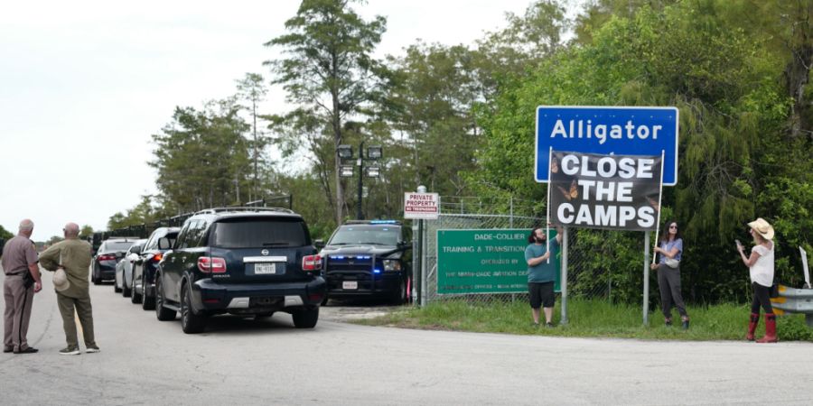 ARCHIV - Eine wöchentliche interreligiöse Mahnwache vor dem Alligator Alcatraz Immigration Detention Center wird fortgesetzt, nachdem ein Bundesberufungsgericht einen Gerichtsbeschlus...