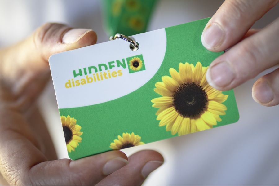 Diese Ausweiskarte mit dem Sonnenblumen-Symbol ist speziell für Menschen mit «unsichtbaren Behinderungen». Sie soll Betroffene erkennbar machen, damit ihnen mehr Geduld und Empathie entgegengebracht wird.