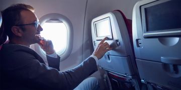 Der klassische Klapptisch am Flugzeugsitz könnte bei Billigfluggesellschaften künftig durch leichte Steckmodule ersetzt werden. Bild: Adobe Stock
