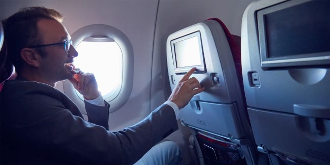 Der klassische Klapptisch am Flugzeugsitz könnte bei Billigfluggesellschaften künftig durch leichte Steckmodule ersetzt werden. Bild: Adobe Stock