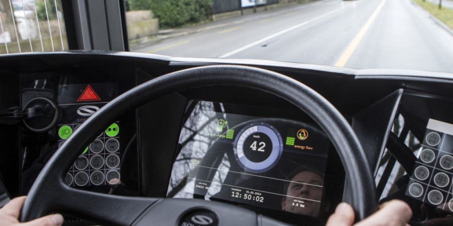 Die Zugerland Verkehrsbetriebe (ZVB) bei einer Testfahrt mit dem Elektrobus «Urbino». (Archivbild)