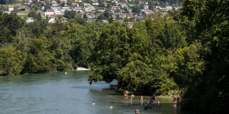 Die Reuss bei Bremgarten lädt zum Baden ein - vom Schlucken des Wassers wird aber gerade nach Niederschlägen abgeraten. (Symbolbild)