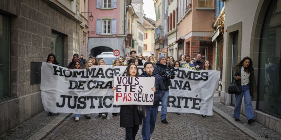 Hunderte marschierten am Samstag in Stille durch Lutry, um sich mit den Betroffenen der Brandkatastrophe von Crans-Montana zu solidalisieren.