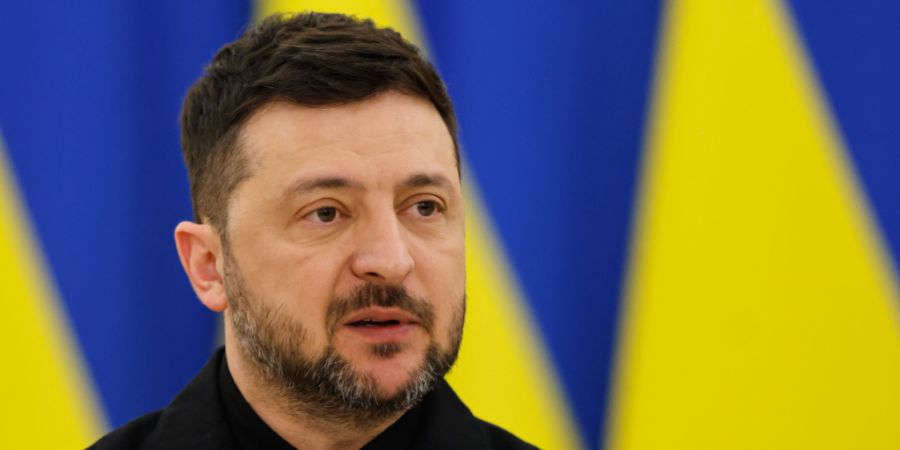 ARCHIV - Der ukrainische Präsident Wolodymyr Selenskyj spricht während einer gemeinsamen Pressekonferenz mit dem litauischen Präsidenten Nauseda und dem polnischen Präsidenten Nawro...