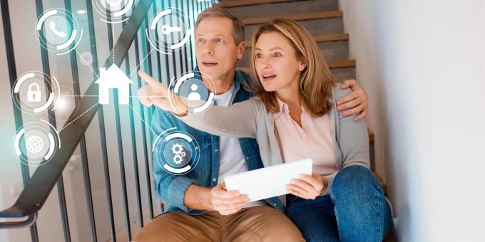 Smarthome-Technologien ermöglichen ein ganz anderes Wohnen. Pärchen bedient SmartHome-Technologie