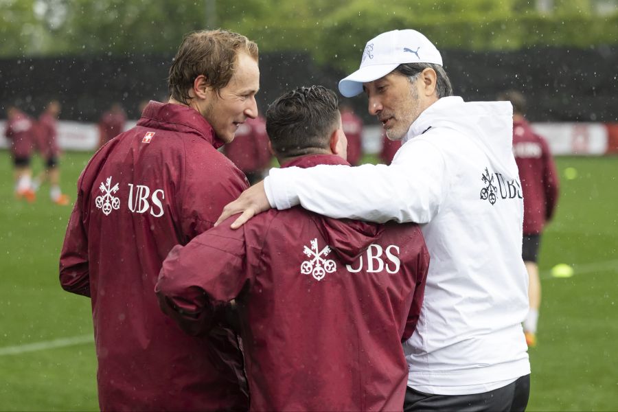 Odermatt im Gespräch mit Xherdan Shaqiri und Trainer Murat Yakin.