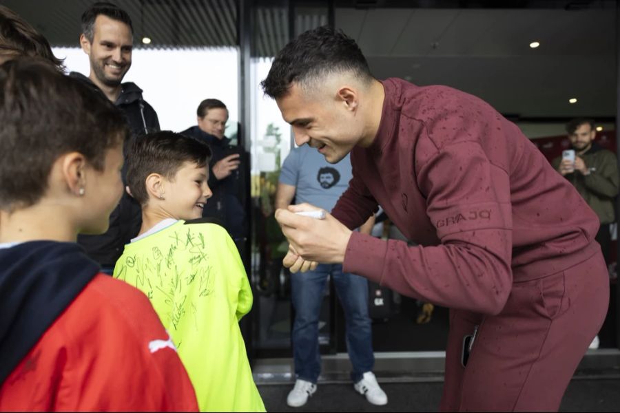 Der 31-Jährige verteilt sogleich Autogramme an die anwesenden Kids.