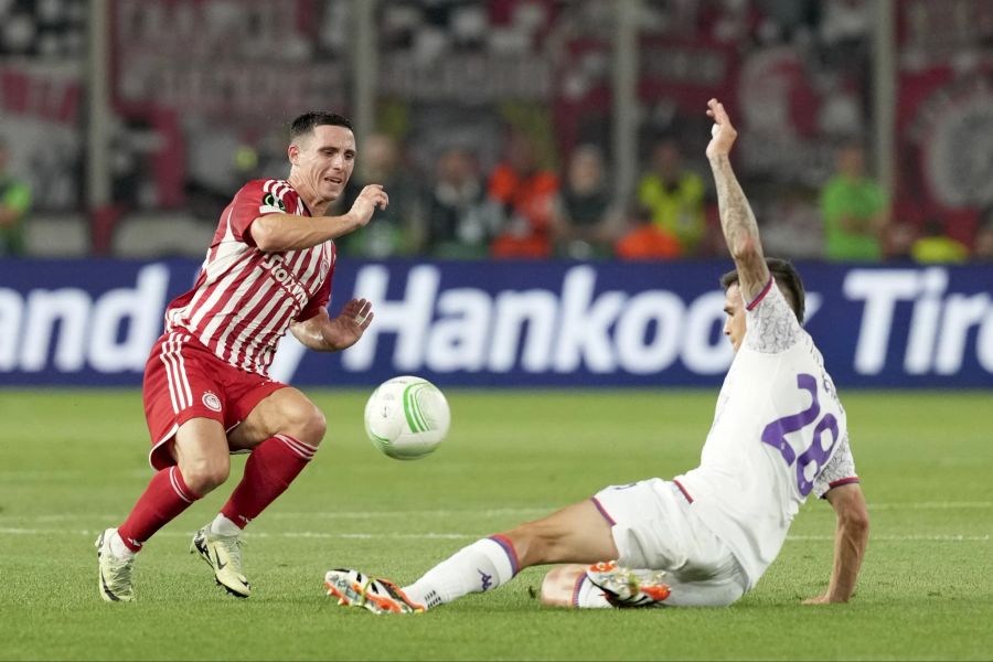 Fiorentina-Verteidiger Lucas Martinez Quarta (r.) grätscht gegen Daniel Podence von Olympiakos Piräus.