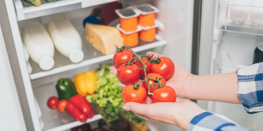 Kühlschrank mit Lebensmitteln