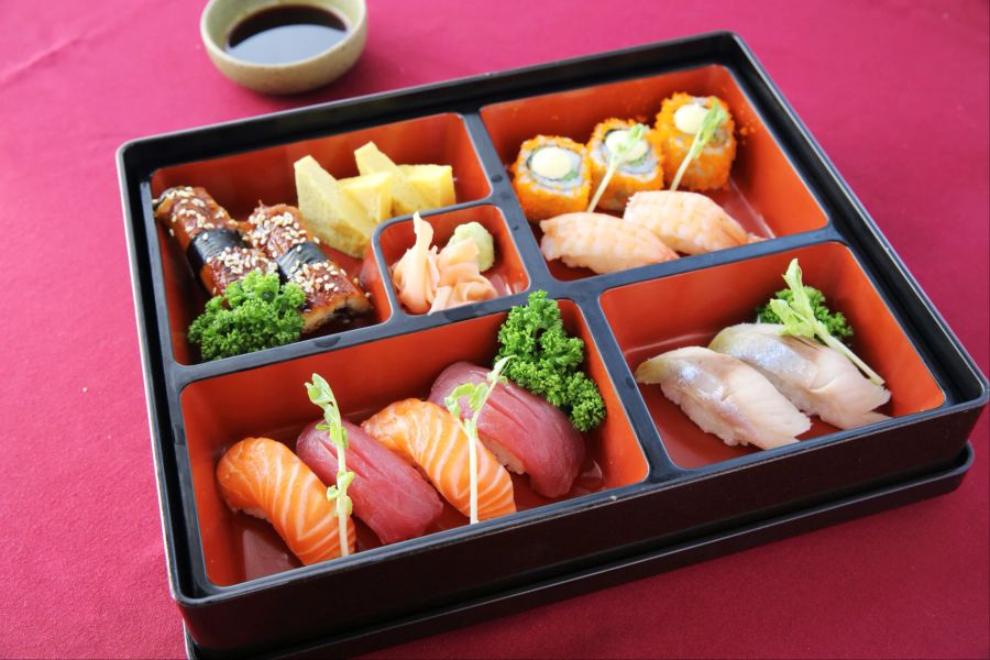 Japanisches Bento Sushi und Soba