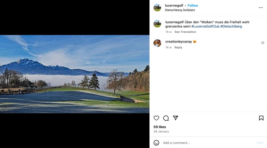 Golfplatz mit Blick auf die Berge.