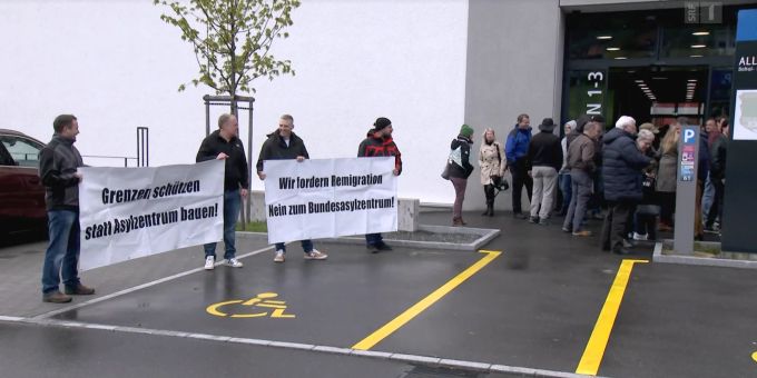 An der Informationsveranstaltung demonstrierten auch Mitglieder des «Aktionsbündnis Urkantone». Aktionsbündnis Urkantone mit Demonstration-Bannern