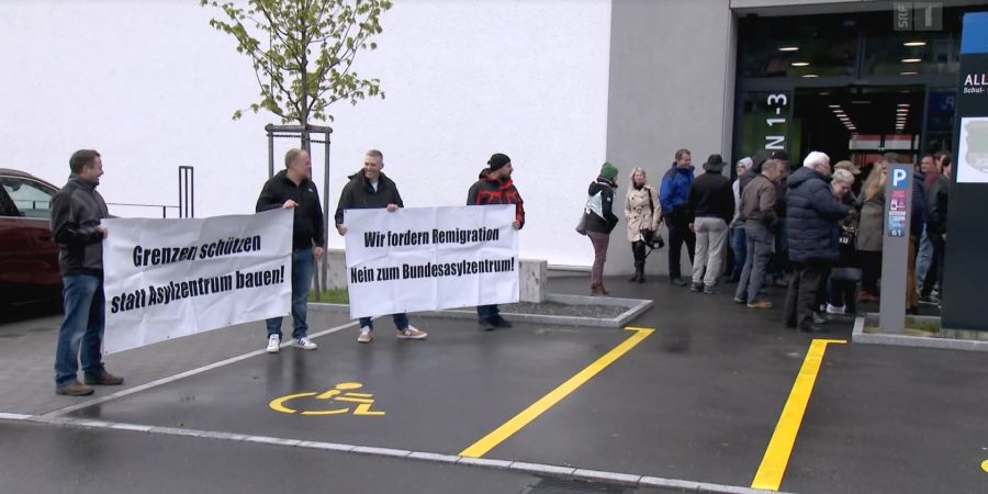 Aktionsbündnis Urkantone mit Demonstration-Bannern