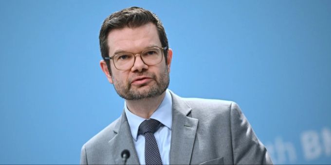 Problem am Flugzeug - Justizminister reist verspätet aus Venedig zurück