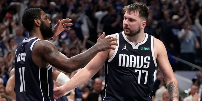 Die beiden Stars Kyrie Irving (l) und Luka Doncic erzielten jeweils 22 Punkte. NBA