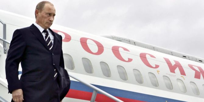 Putin steigt aus Flugzeug.