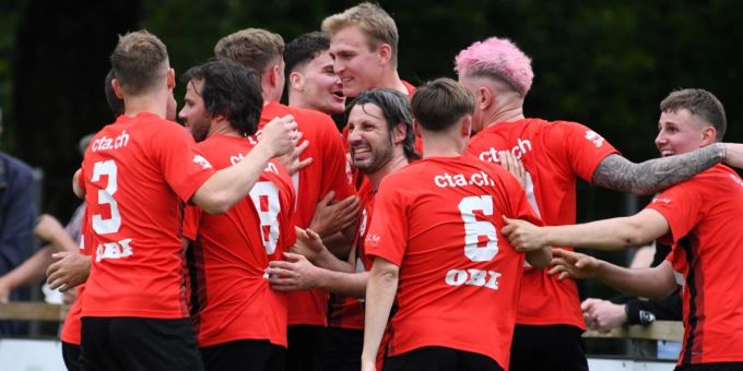 Der FC Münsingen spielte am Samstag, 25. Mai 2024, zu Hause unentschieden mit 1:1 gegen den FC Muttenz. Moser, Torschütze zum 1:0, lässt sich von seinen Mitspielern feiern