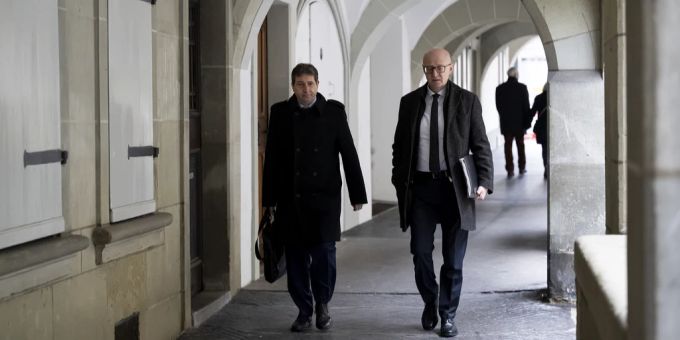 Bundesratssprecher Andre Simonazzi, links, und Bundeskanzler Viktor Rossi, rechts, kommen zu den von Wattenwyl Gespraechen, am Freitag, 2. Februar 2024 in Bern. (Symbolbild) Andre Simonazzi, links, und Bundeskanzler Viktor Rossi, rechts.