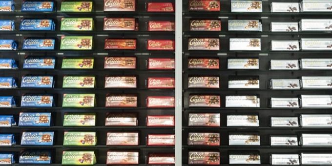 Schoggi gehört in der Schweiz dazu – aber welche ist die geschmacklich interessanteste? Cailler ist es gemäss SRF-Test nicht. Schoggiregal