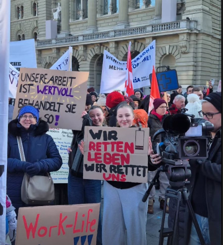 Die Demonstrierenden fordern faire Arbeitsbedingungen und eine sichere Gesundheitsversorgung.