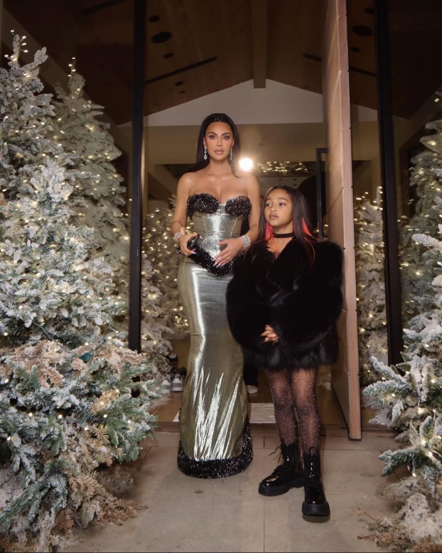 Auftritt mit Glanz und Glitter: Kim Kardashian und Tochter Chicago betreten das Haus durch einen festlich geschmückten Eingang.