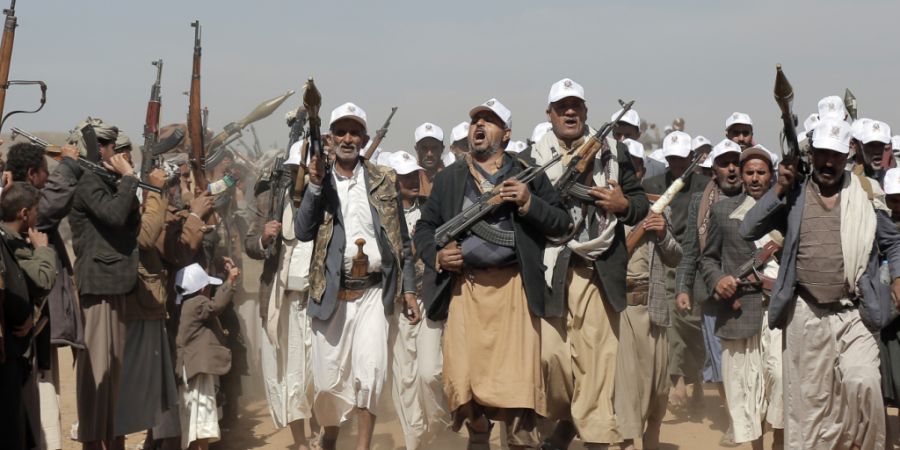 ARCHIV - Huthi-Kämpfer nehmen an einer Kundgebung zur Unterstützung der Palästinenser im Gazastreifen und gegen die US-Angriffe auf den Jemen außerhalb von Sanaa teil. Foto: ---/AP/dpa