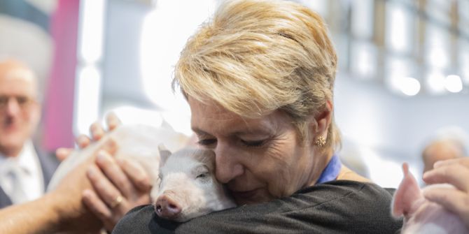 Karin Keller-Sutter mit Ferkel Paola