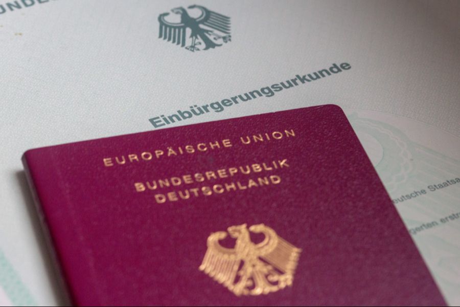 Nun müssen Betroffene wieder mindestens fünf Jahre in Deutschland leben, ehe sie die deutsche Staatsbürgerschaft beantragen können.